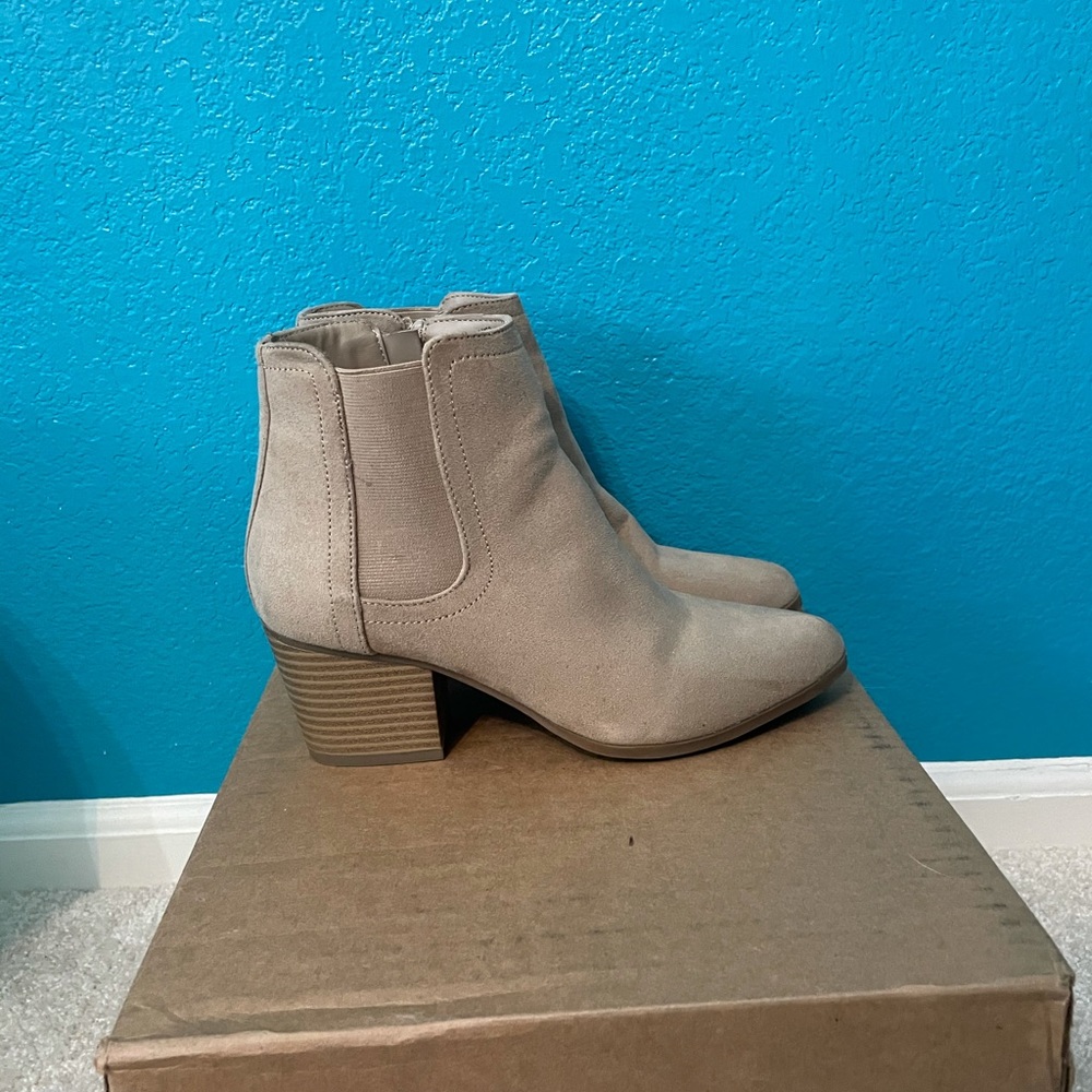 APT 9 Women’s 6 Tan Booties